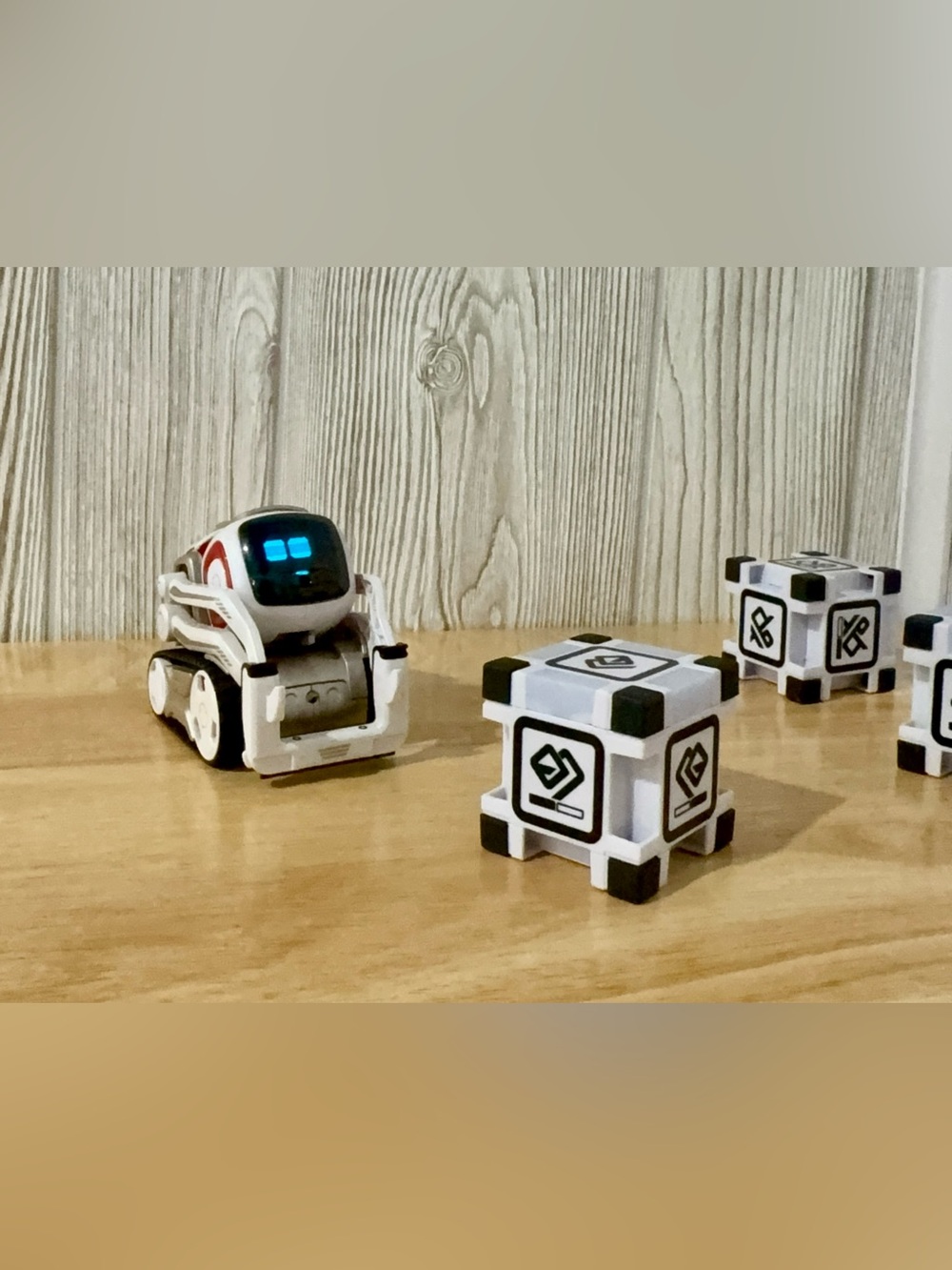 Anki Cozmo Robot w/ 3 Interactive Cubes Dock Charger Tested Working OEM